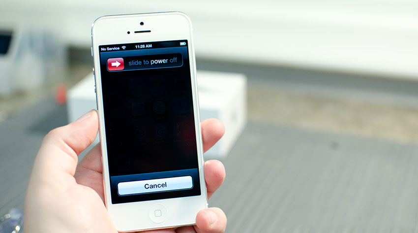 Tắt nguồn IPhone trước khi tháo máy