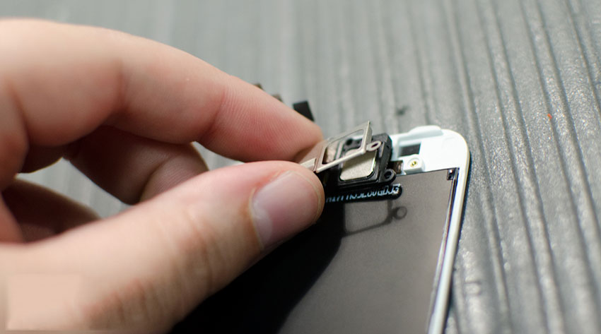 Tháo tấm chắn loa