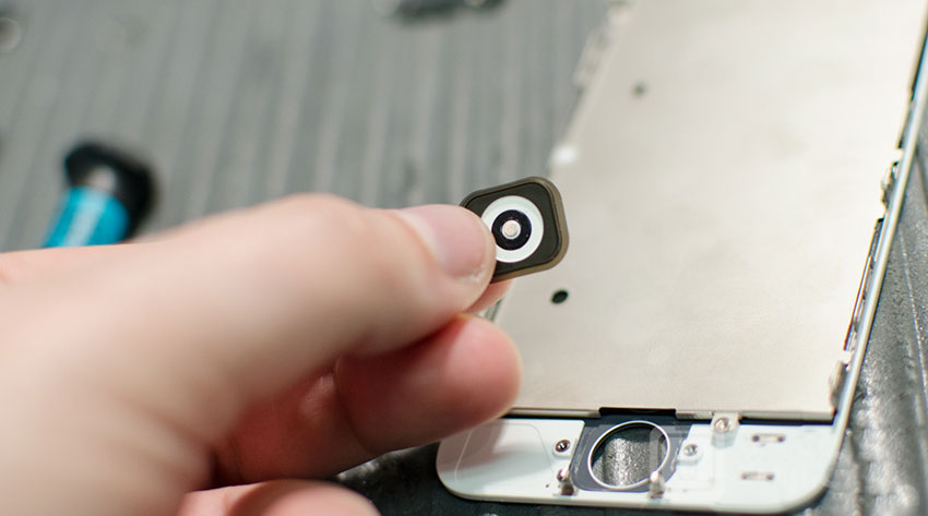 Nhấc nút home nhựa ra