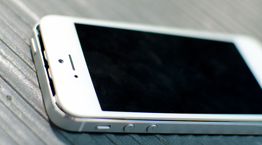 Đóng lẫy nhựa vào khung máy