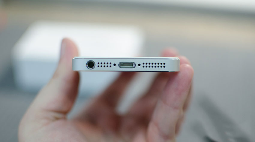 Tháo ốc cố định máy