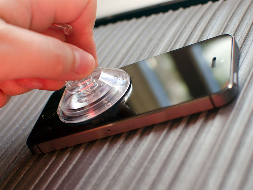 Sử dụng cốc hút để nhấc màn hình IPhone 5 lên