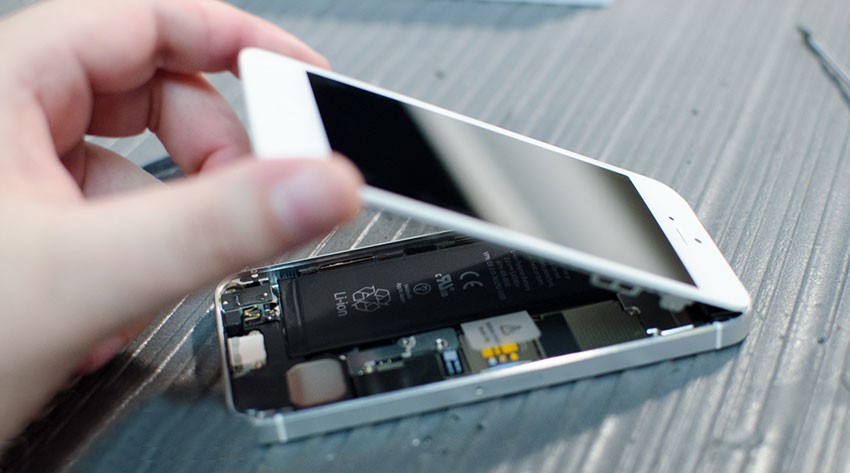 Nghiêng màn hình lên đê chuẩn bị tháo