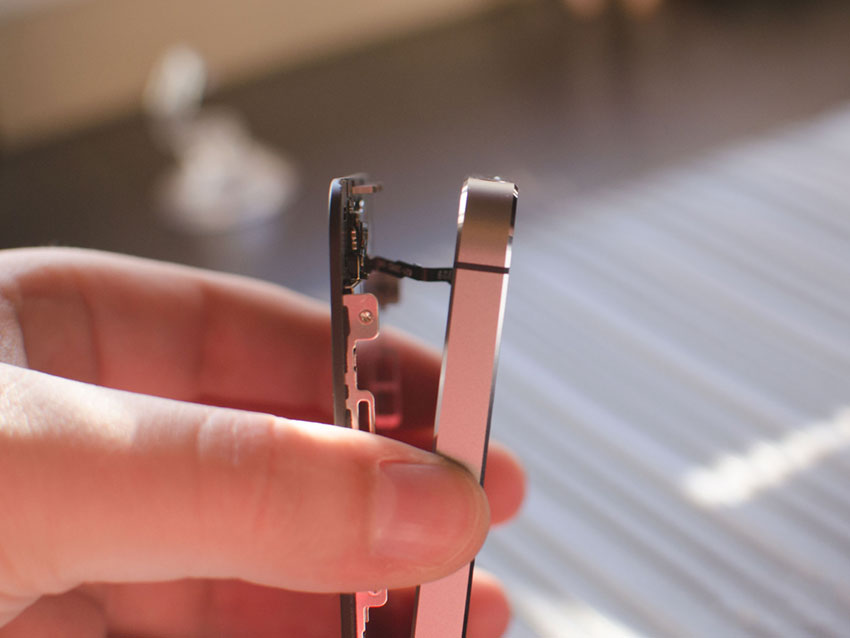 Nhấc mỏ màn hình lên 1 chút để thấy cáp Touch ID