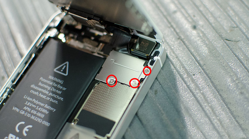 Tháo miếng giữ cố định cáp màn