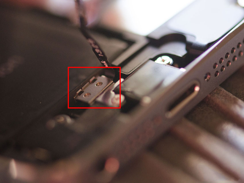 Tháo miếng chắn cáp Touch ID