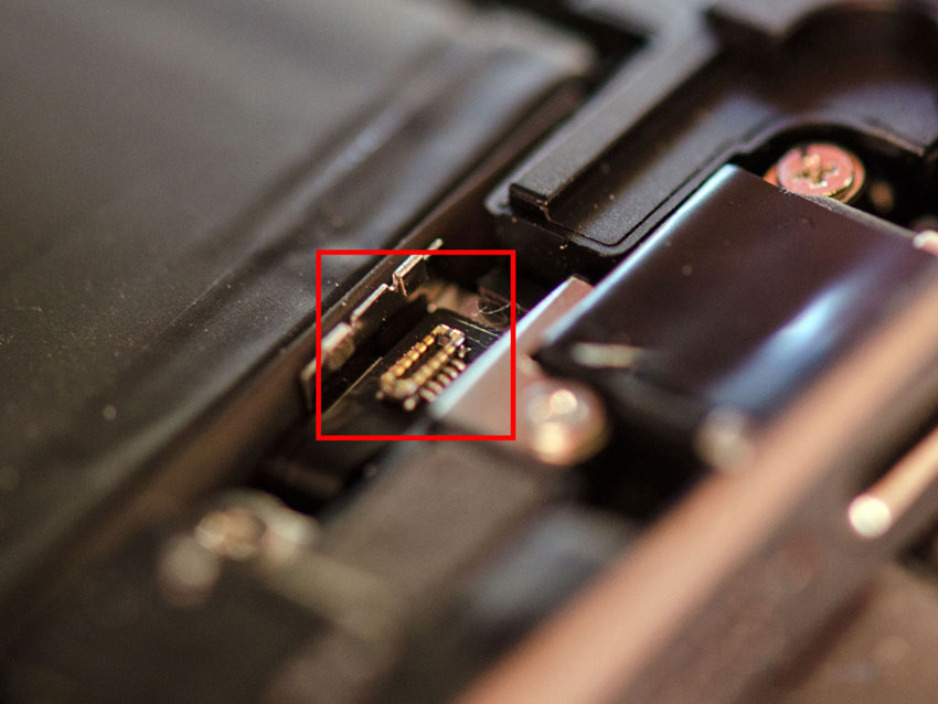 Dùng dao hoặc nhíp nhấc cáp Touch ID ra khỏi Mainboard