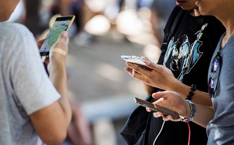 Không nên vừa sạc vừa nghe điện thoại