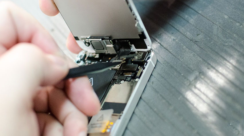 Dùng nhíp ấn lại cáp vào Main