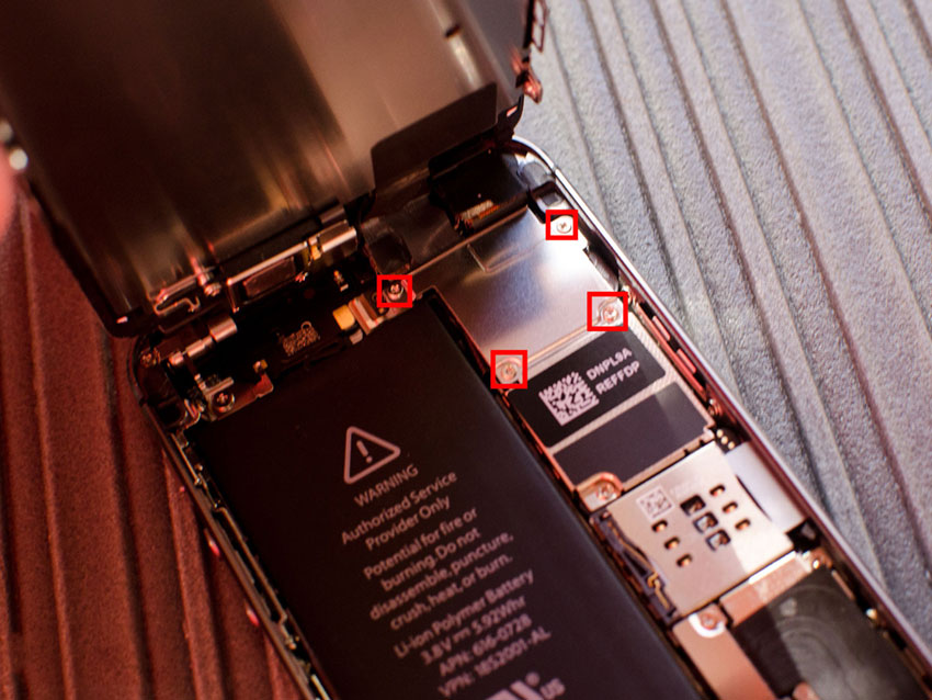 Tháo miếng chắn cáp màn hình