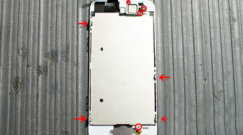 Tháo ốc ra để nhấc tấm chắn màn và cụm loa