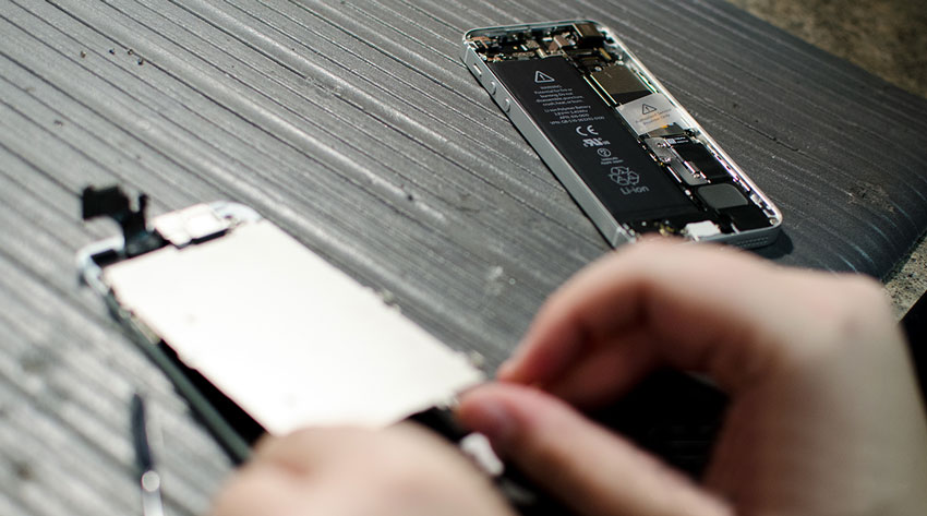 Dùng lưỡi dao hoặc móng tay để cậy tấm chắn