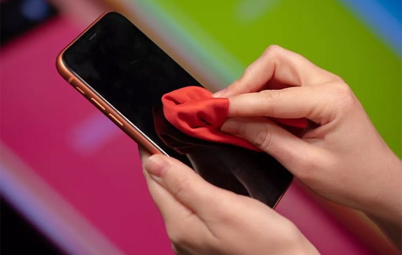 Vệ sinh điện thoại bằng khăn mềm 