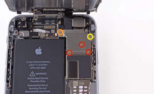 Tháo ốc kẹp cáp màn hình