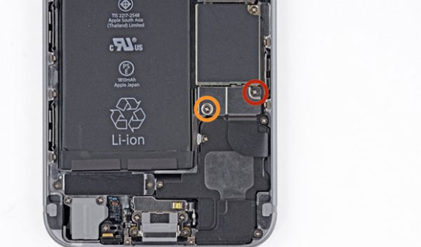 Tháo khung kẹp kết nối Pin