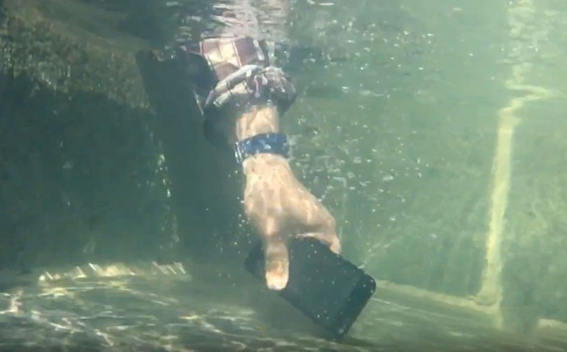 Nhanh chóng lấy iPhone ra khỏi nước