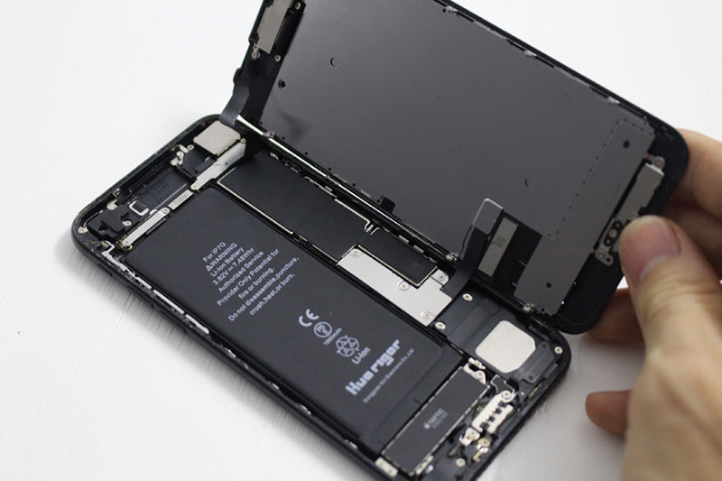 Kỹ thuật viên mở máy và kiểm tra sau đó thay thế pin cũ bằng pin mới