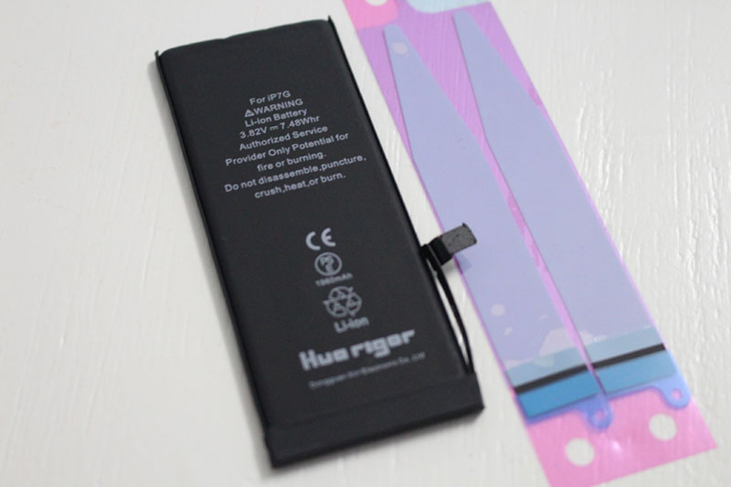 Kỹ thuật viên sẽ thay thế lớp keo khi thay Pin IPhone