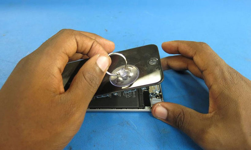 Tháo màn hình ra khỏi vỏ máy 