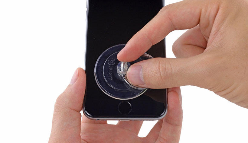 Gắn cốc hút chân không lên màn hình iPhone