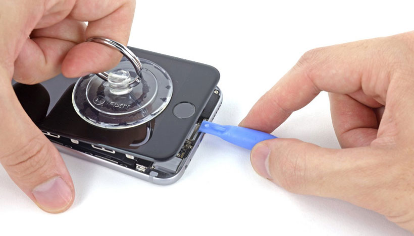 Nhấc màn hình tách khỏi máy