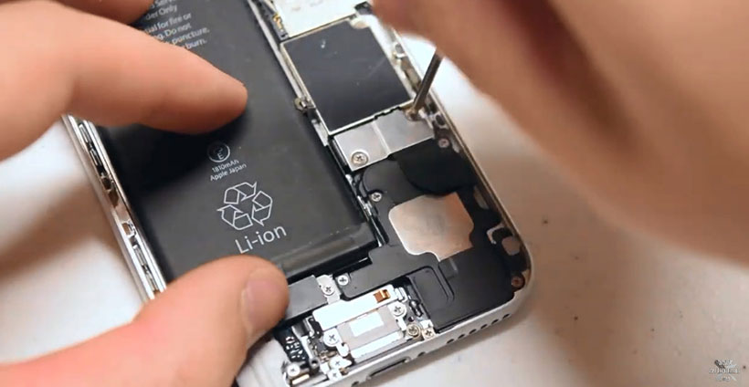 Lắp khung bảo vệ cáp Pin và cáp loa