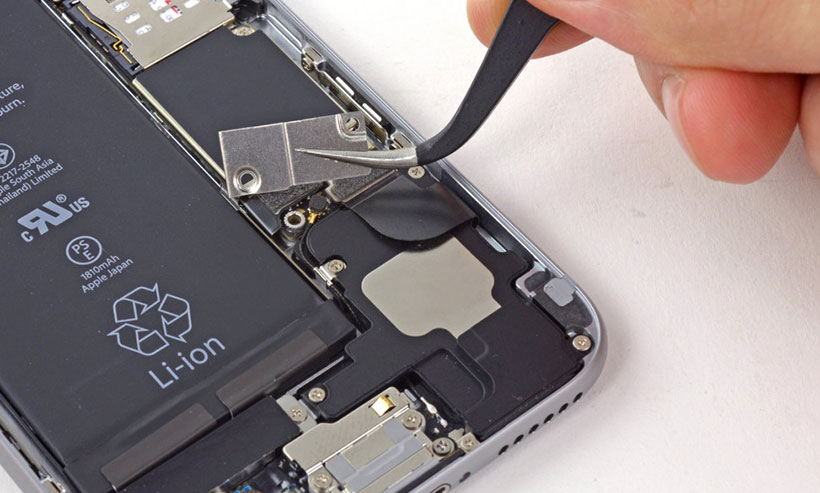 tách khung bảo vệ ra khỏi iPhone