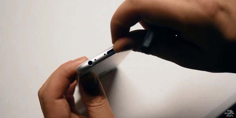 Cố định lại màn hình và thân máy bằng 2 con vít 