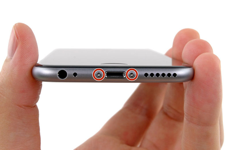 Tháo ốc cố định màn hình và thân máy